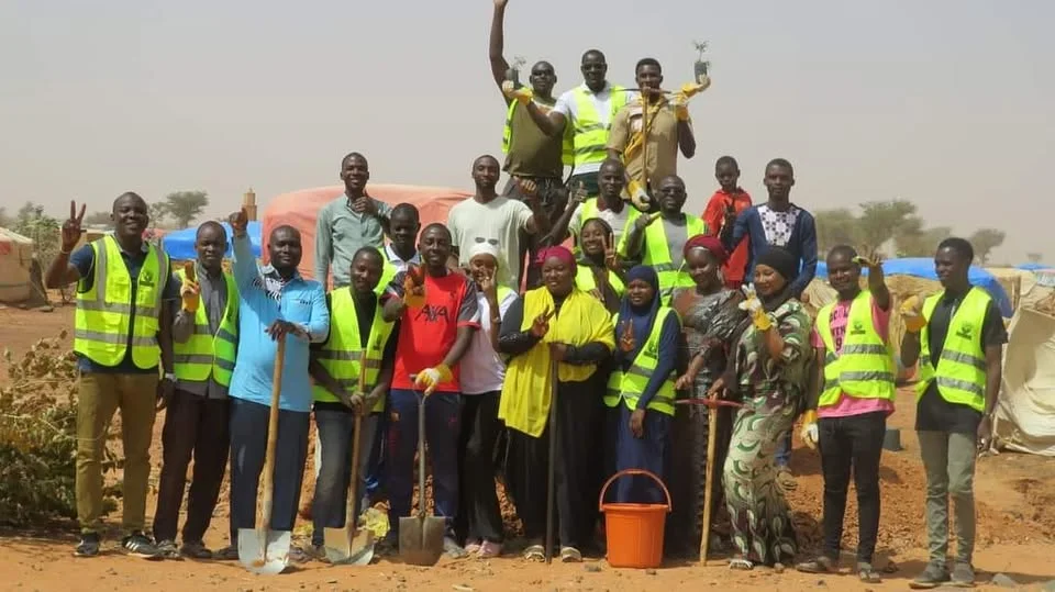 Un groupe de volontaires réuni sur le terrain